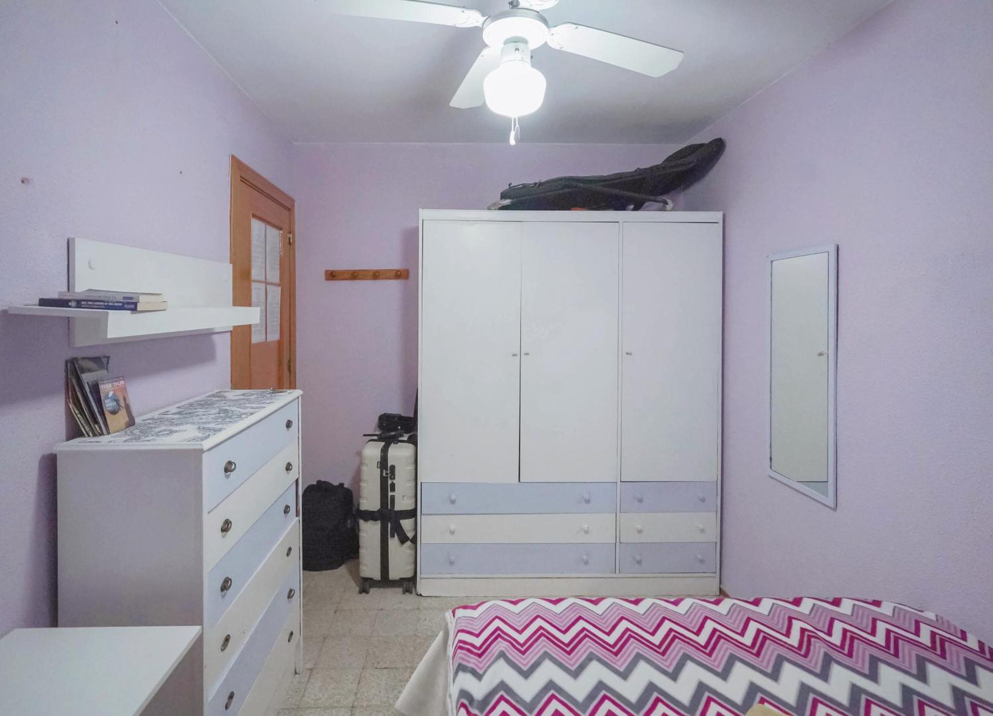 Privadas Con Cama Doble En Habitación en casa particular Sevilla